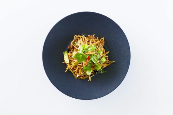 Pikáns kacsamell csíkok pak choi-jal és spagettivel